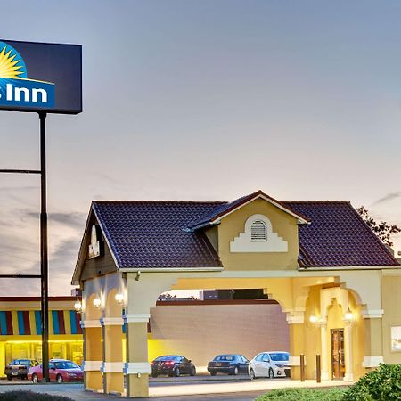 Days Inn By Wyndham Louisville Airport Fair And Expo Center Buitenkant foto