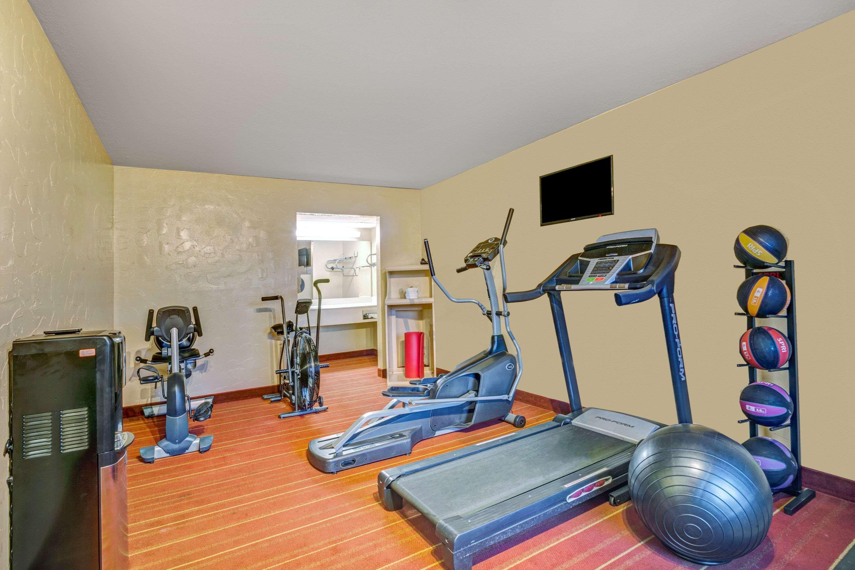 Days Inn By Wyndham Louisville Airport Fair And Expo Center Buitenkant foto