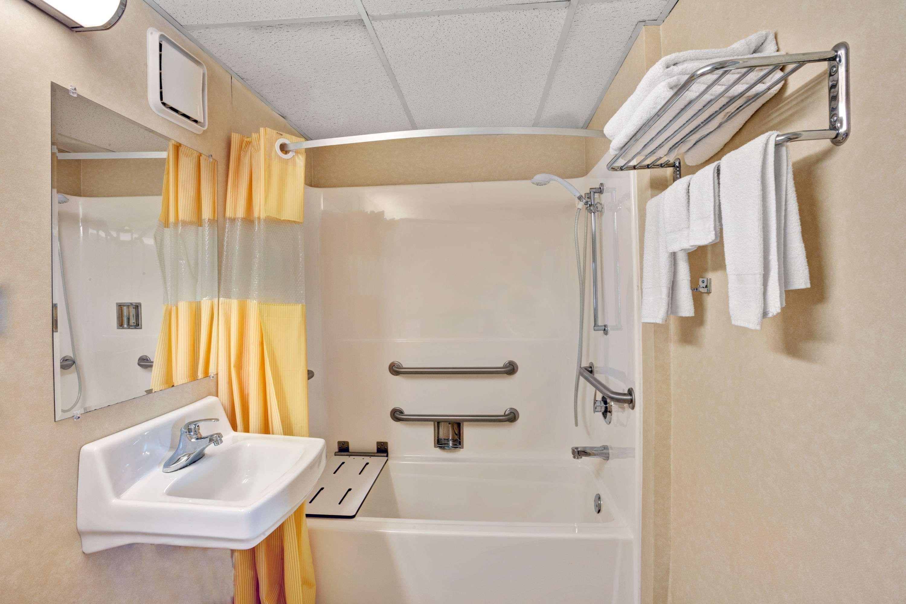 Days Inn By Wyndham Louisville Airport Fair And Expo Center Buitenkant foto