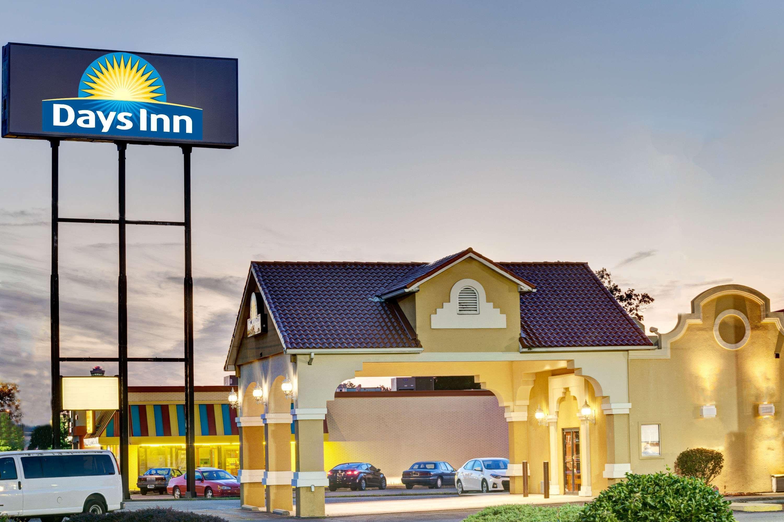 Days Inn By Wyndham Louisville Airport Fair And Expo Center Buitenkant foto
