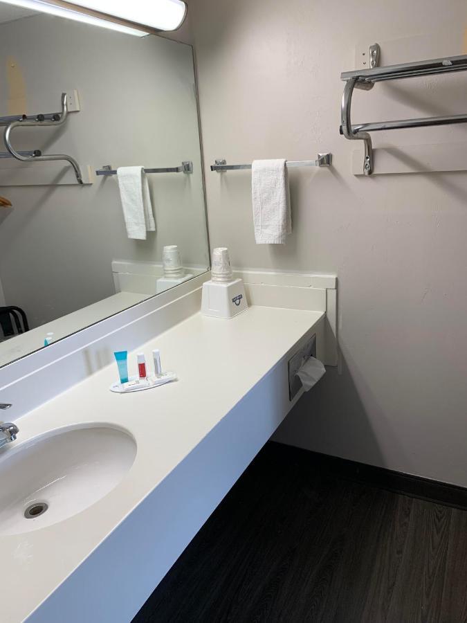 Days Inn By Wyndham Louisville Airport Fair And Expo Center Buitenkant foto