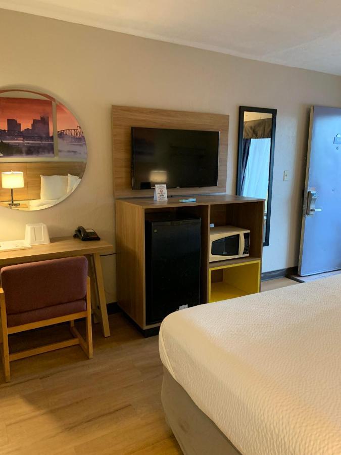 Days Inn By Wyndham Louisville Airport Fair And Expo Center Buitenkant foto
