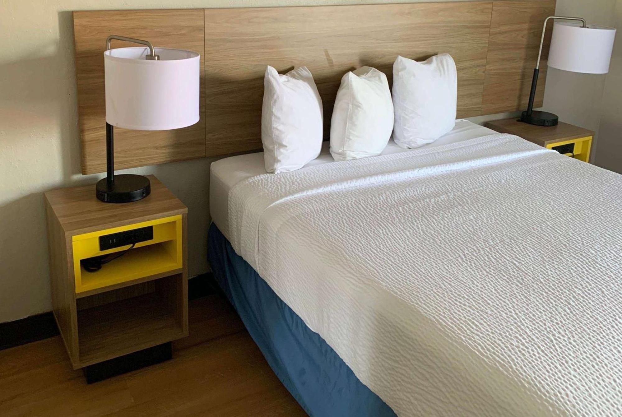 Days Inn By Wyndham Louisville Airport Fair And Expo Center Buitenkant foto