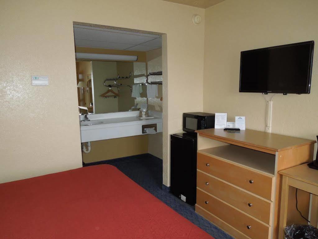 Days Inn By Wyndham Louisville Airport Fair And Expo Center Buitenkant foto